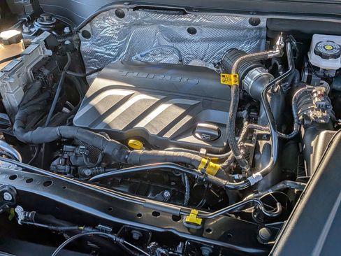 Used 2025 Chevrolet Trax LT w/ LT Convenience Package image 34