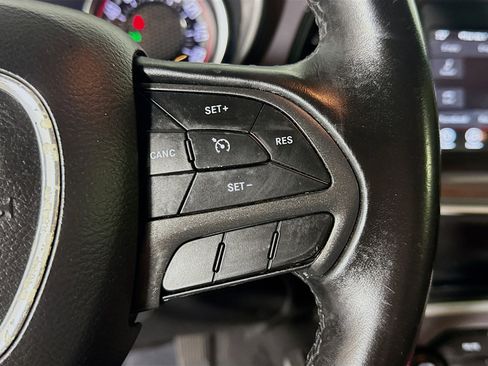 Used 2019 Dodge Challenger SXT image 15