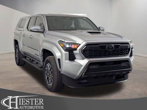 Used 2025 Toyota Tacoma TRD Sport AWD/4WD image 1