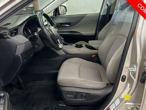 Used 2021 Toyota Venza LE image 14