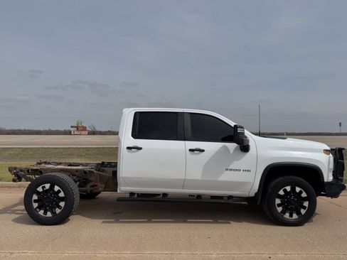 Used 2020 Chevrolet Silverado 2500 Custom w/ Custom Value Package image 2