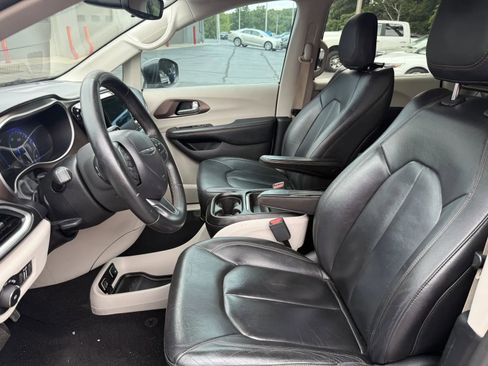 Used 2017 Chrysler Pacifica Touring-L w/ Tire & Wheel Group FWD image 8