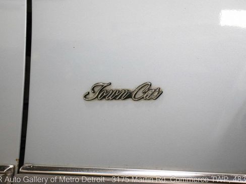 Used 1986 Lincoln Town Car image 35