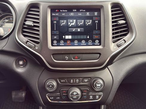 Used 2020 Jeep Cherokee Trailhawk w/ Cold Weather Group image 32