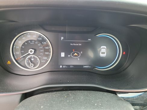 Used 2025 Genesis G70 2.5T AWD/4WD image 23