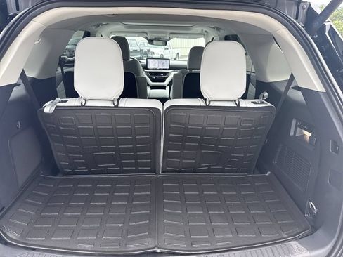 Used 2025 Ford Explorer Platinum w/ Ultimate Package AWD/4WD image 18