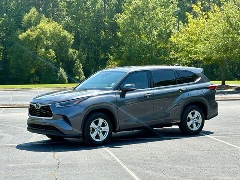 Used 2021 Toyota Highlander L FWD image 2