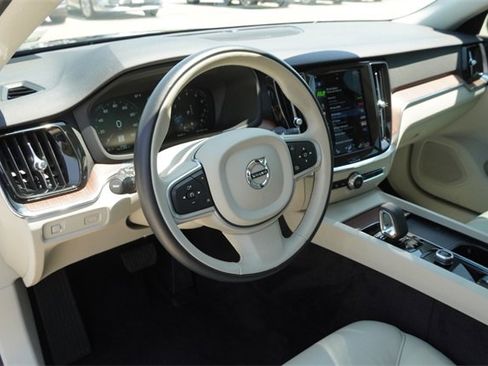 Used 2022 Volvo S60 B5 Momentum w/ Premium Package image 15