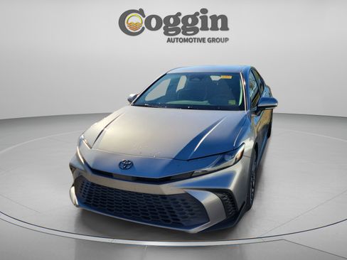 Used 2025 Toyota Camry SE image 2