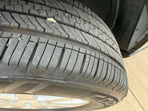 Used 2016 Chrysler Town & Country Touring FWD image 19