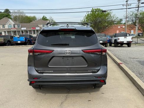 Used 2022 Toyota Highlander XLE AWD/4WD image 7