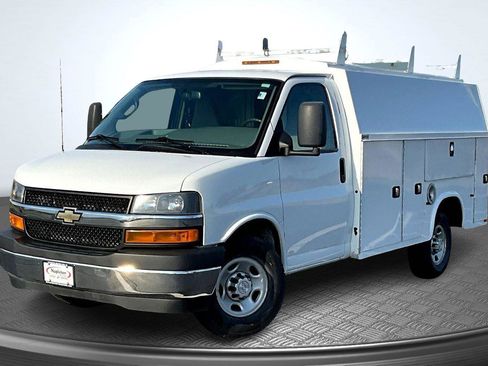 Used 2018 Chevrolet Express 3500 w/ Driver Convenience Package image 2