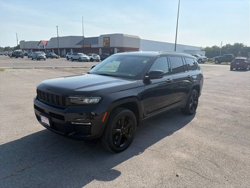 Used 2023 Jeep Grand Cherokee L Limited w/ Black Appearance Package AWD/4WD image 2