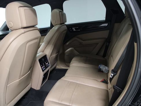 Used 2019 Porsche Cayenne AWD/4WD image 18