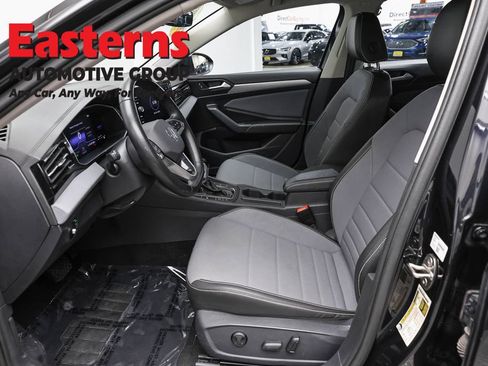 Used 2025 Volkswagen Jetta SE FWD image 14