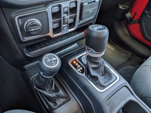 Certified 2025 Jeep Wrangler Unlimited Sahara AWD/4WD image 34