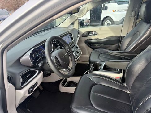 Used 2024 Chrysler Pacifica Touring-L image 10