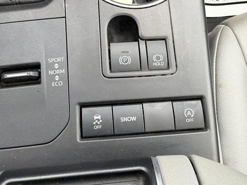 Used 2021 Toyota Highlander XLE FWD image 19