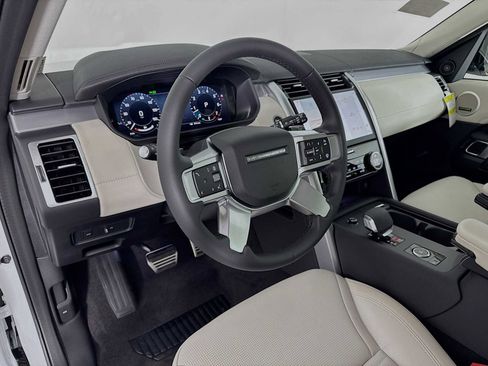 New 2025 Land Rover Discovery Dynamic SE image 8