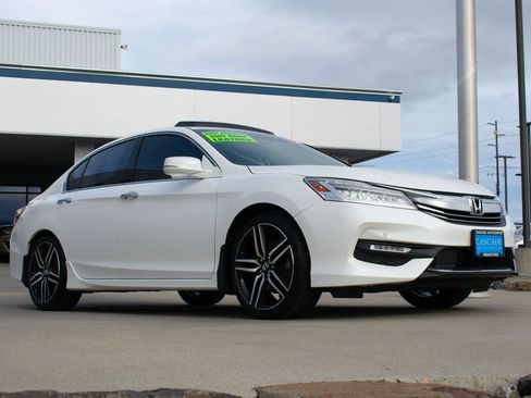 Used 2017 Honda Accord Touring image 3