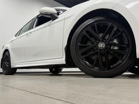 Used 2025 Toyota Camry SE image 3