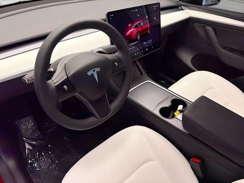 Used 2024 Tesla Model Y Long Range AWD/4WD image 7