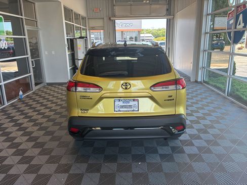 Used 2023 Toyota Corolla Cross AWD Hybrid w/ Moonroof Package image 5