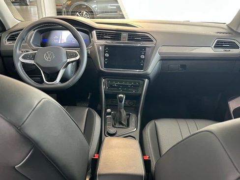 Used 2024 Volkswagen Tiguan SE w/ Panoramic Sunroof Package image 19