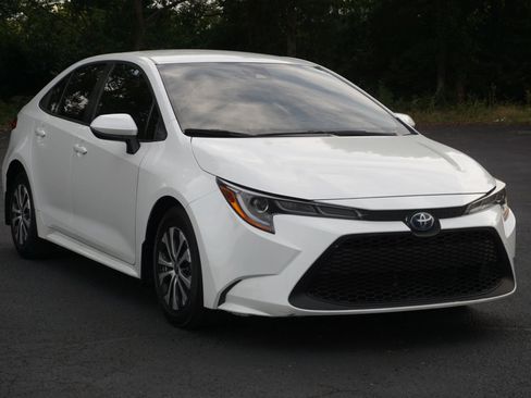Used 2022 Toyota Corolla LE w/ Premium Interior Package FWD image 3