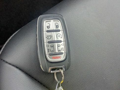 Used 2025 Chrysler Pacifica Select FWD image 32