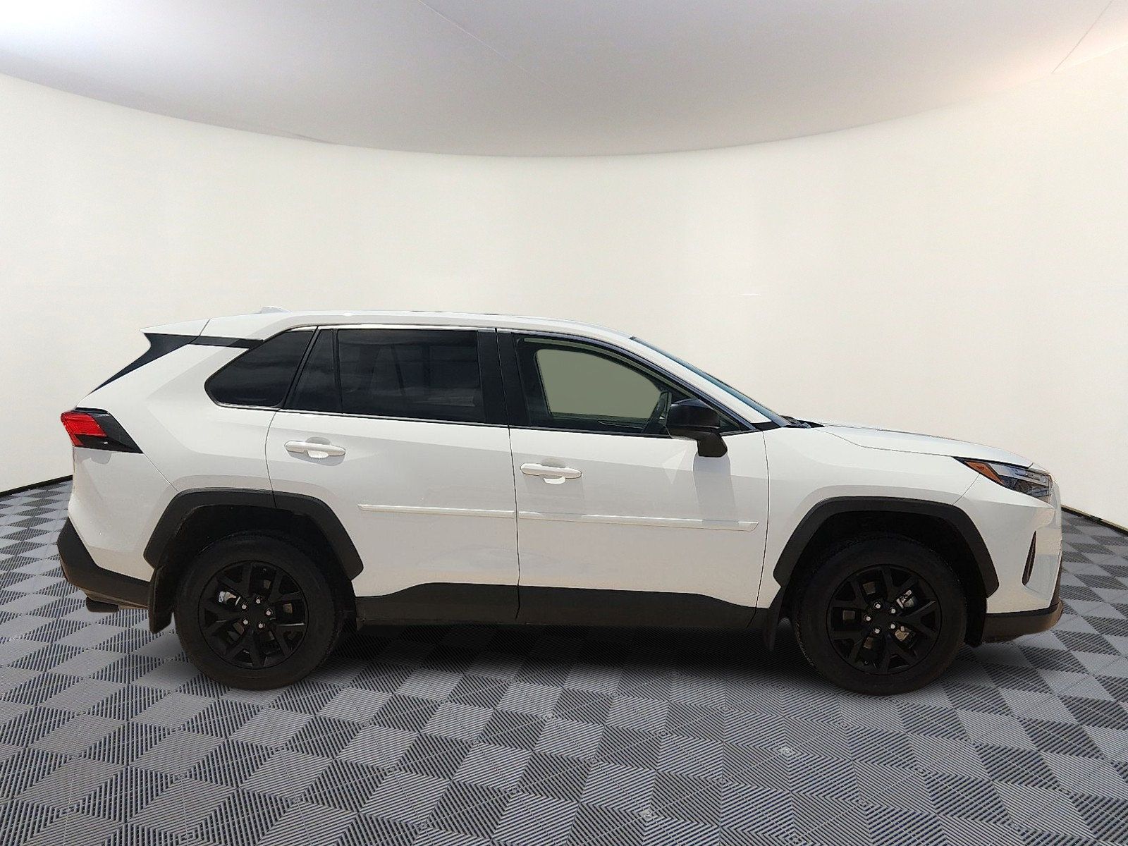 Used 2024 Toyota RAV4 LE AWD/4WD image 5