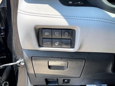 Used 2024 Toyota Highlander Limited AWD/4WD image 31