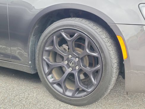 Used 2019 Chrysler 300 Touring w/ Sport Appearance Package RWD image 4