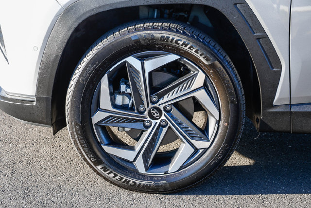 Certified 2024 Hyundai Tucson Limited AWD/4WD image 11