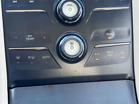 Used 2015 Ford Taurus Limited image 15