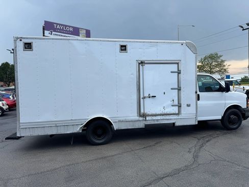 Used 2016 Chevrolet Express 4500 RWD image 3