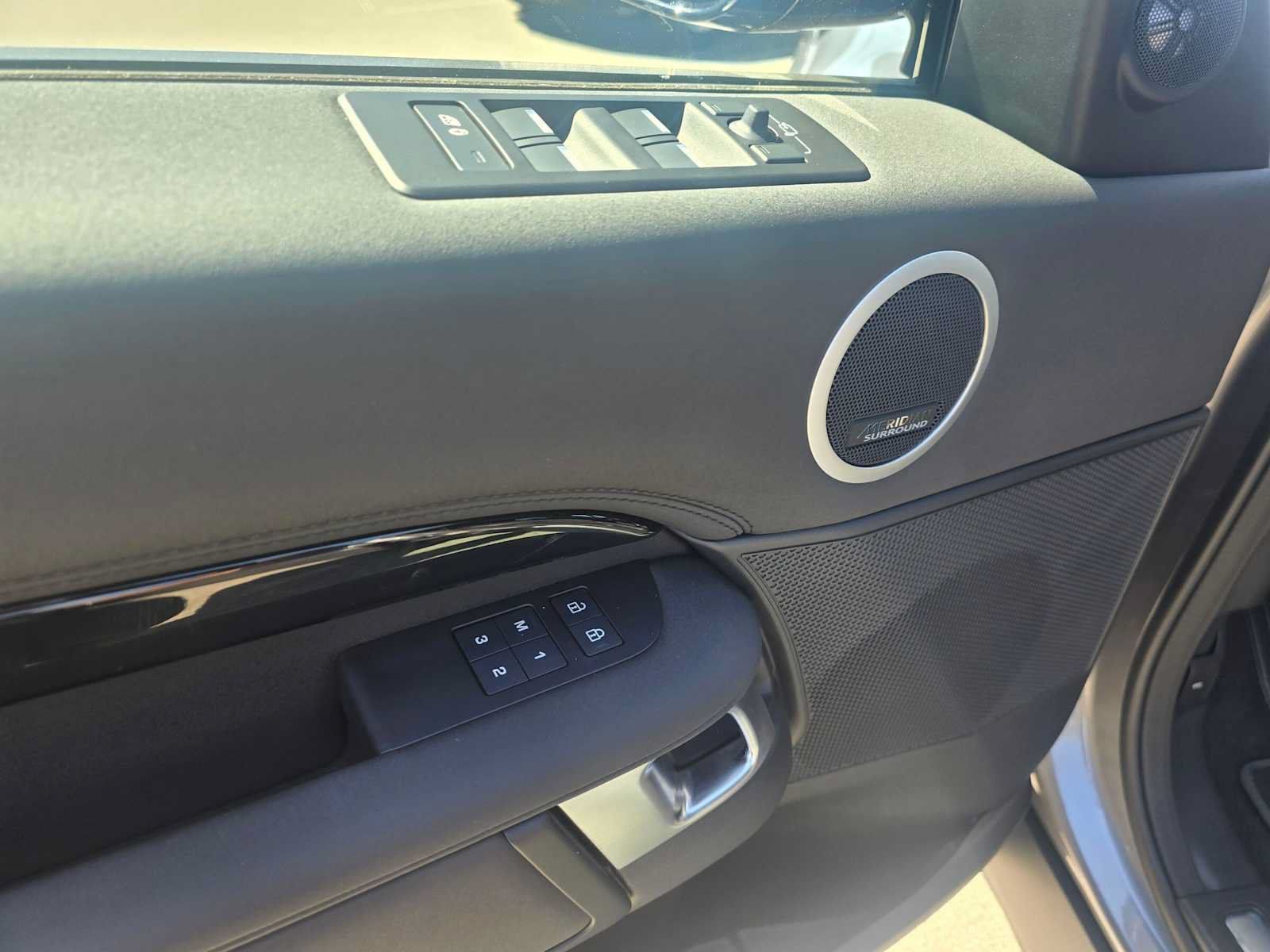 Used 2025 Land Rover Discovery S AWD/4WD image 22