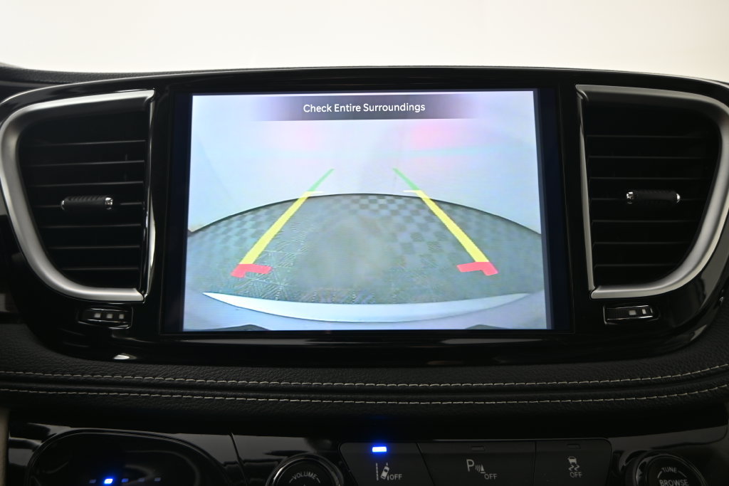 Used 2023 Chrysler Pacifica Limited FWD image 29
