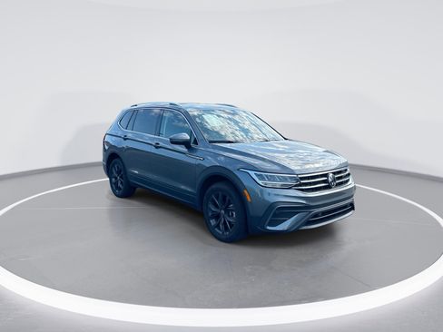 Used 2024 Volkswagen Tiguan SE FWD image 2