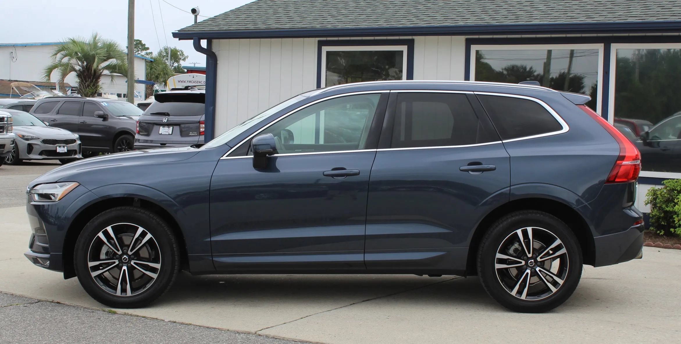 Used 2021 Volvo XC60 T5 Momentum w/ Premium Package FWD image 2