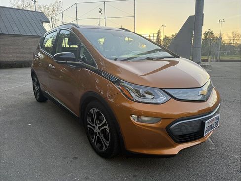 Used 2017 Chevrolet Bolt Premier w/ Driver Confidence II Package FWD image 1