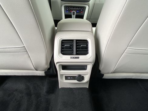 Certified 2022 Volkswagen Tiguan SE FWD image 38