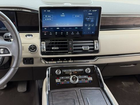 Used 2023 Lincoln Navigator Reserve AWD/4WD image 17