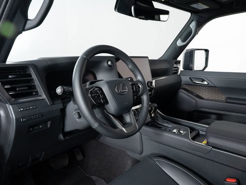 Used 2025 Lexus GX 550 image 12