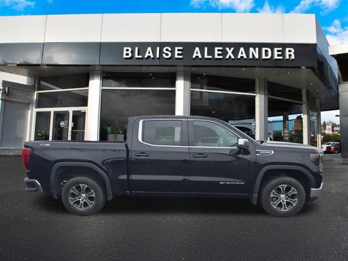 Used 2022 GMC Sierra 1500 SLE w/ X31 Off-Road Package AWD/4WD image 2