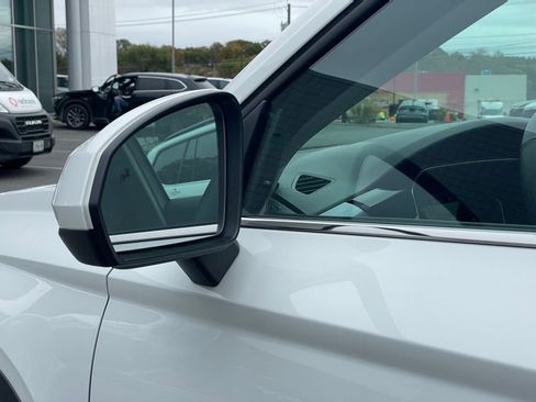 Certified 2025 Volkswagen Taos SEL w/ Black Wheel Plus Package image 31