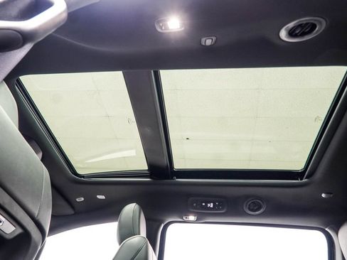 Used 2025 Chrysler Pacifica Premium FWD image 43