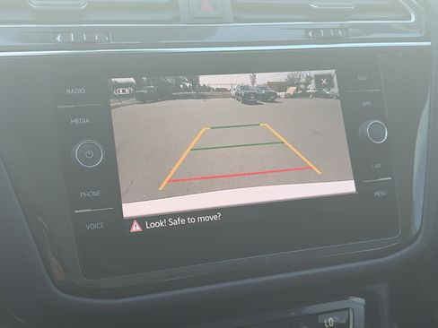 Used 2021 Volkswagen Tiguan SEL AWD/4WD image 21