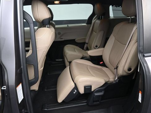 Used 2021 Toyota Sienna Limited FWD image 14