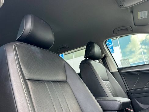 Certified 2024 Volkswagen Tiguan SE FWD image 18